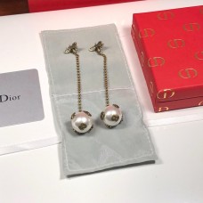 Limited Edition Christian Dior Tropfenohrringe mit weißen Perlen und Kugelanhänger aus Gelbgold mit Biene und Diamanten Limited Edition Christian Dior Tropfenohrringe mit weißen Perlen und Kugelanhänger aus Gelbgold mit Biene und Diamanten