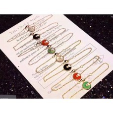 Armband Amulette de Cartier mit 7 farbigen Steinen in Gelbgold, Weißgold und Roségold Armband Amulette de Cartier mit 7 farbigen Steinen in Gelbgold, Weißgold und Roségold