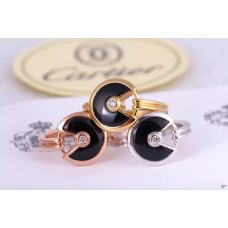 Amulette de Cartier Ring aus schwarzem Onyx mit Diamant in Gelbgold, Weißgold und Roségold Amulette de Cartier Ring aus schwarzem Onyx mit Diamant in Gelbgold, Weißgold und Roségold