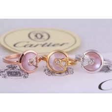 Amulette de Cartier Pink Opal Ring mit Diamant in Gelbgold, Weißgold und Roségold Amulette de Cartier Pink Opal Ring mit Diamant in Gelbgold, Weißgold und Roségold