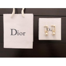 Einfache Ohrringe von Christian Dior mit weißem Perlenanhänger und rechteckigem Gelbgoldrahmen in Dubai