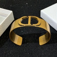 Christian Dior 30 Montaigne Manschettenarmreif aus Messing mit CD-Motiv und ausgehöhltem Charm in Antikvergoldung