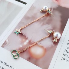 Dior La Petite Tribale CD Signature Asymmetrische Tropfenohrringe mit Sterndetail, weißer Perle und Gelbgold