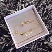 Verstellbares Dior-Armband aus Gelbgold mit weißen Perlen und CD-Logo für Damen Verstellbares Dior-Armband aus Gelbgold mit weißen Perlen und CD-Logo für Damen