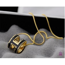 Hermes 3D Pop “H” Logo Schlangenknochen-Halskette in Schwarz aus Gelbgold Hermes 3D Pop “H” Logo Schlangenknochen-Halskette in Schwarz aus Gelbgold