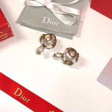 Christian Dior Tribales Asymmetrische CD-Ohrstecker aus Messing mit saftigem Besatz und weißen Perlen