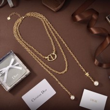 Christian Dior Females CD Marineblaues Initial-CD-Logo mit weißen Perlenanhängern, gelbvergoldete mehrkettige Halskette