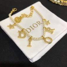Dior Dioevolution Gelbgold-Armband mit Pavé-Diamanten, DIOR-Logo-Anhänger, Damen-Armband mit weißen Perlen