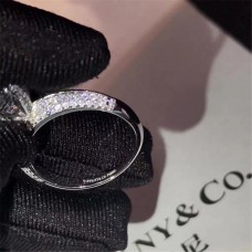 Tiffany-Fassung: Verlobungsring mit Diamanten, stilvoll imitiert