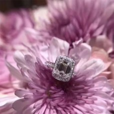 Schmaler Tiffany-Ring mit quadratischem Kristall. Beliebt