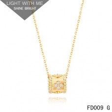 Van Cleef Arpels Perlee Kleeblatt-Anhänger-Halskette aus Gelbgold mit Diamanten Van Cleef Arpels Perlee Kleeblatt-Anhänger-Halskette aus Gelbgold mit Diamanten