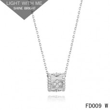 Van Cleef Arpels Perlee Kleeblatt-Anhänger-Halskette aus Weißgold mit Diamanten Van Cleef Arpels Perlee Kleeblatt-Anhänger-Halskette aus Weißgold mit Diamanten