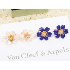 Van Cleef Arpels Rose de Noel Ohrclips weiß/blau mit Diamanten