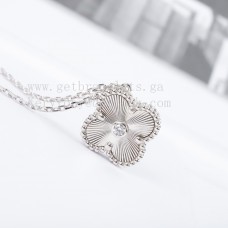 Van Cleef Arpels Alhambra-Anhänger mit Splittermotiven und Diamant Van Cleef Arpels Alhambra-Anhänger mit Splittermotiven und Diamant