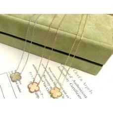 Van Cleef Arpels Alhambra-Anhänger aus Gelbgold und Perlmutt Van Cleef Arpels Alhambra-Anhänger aus Gelbgold und Perlmutt