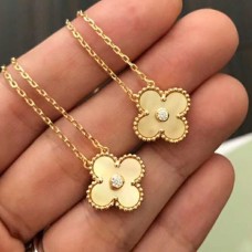 Van Cleef Arpels Alhambra-Anhänger aus Gelbgold, Perlmutt mit Diamant
